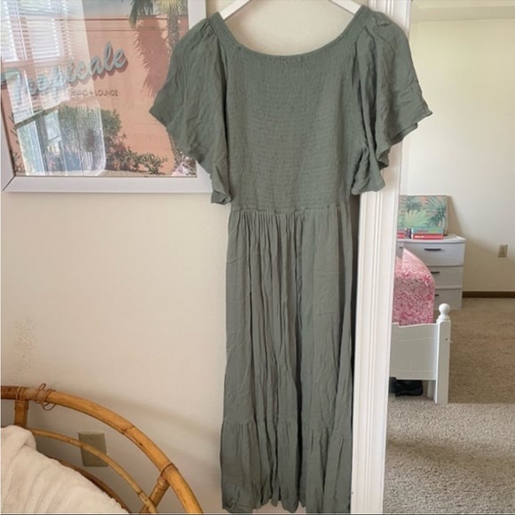 Baltic Born Lovell Smocked Midi Dress in Sage Green
Size Small - Picture 4 of 4